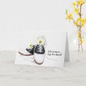 白い誕生日を持つレトロなサドルデイジー カード (黄色い花)