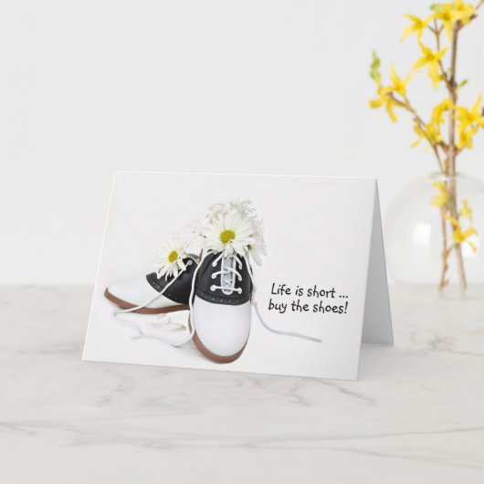 白い誕生日を持つレトロなサドルデイジー カード (黄色い花)