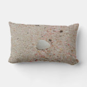 白い貝殻およびピンクの砂のビーチの枕 ランバークッション (裏面)