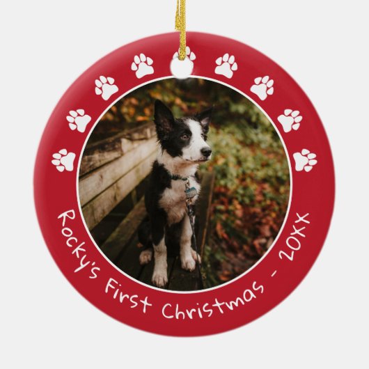 白い赤い足でペットの写真を初めてのクリスマス セラミックオーナメント (裏面)