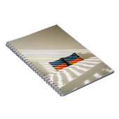 白い赤と白ベッドの上の黒い格子織物 ノートブック (右側)