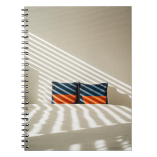 白い赤と白ベッドの上の黒い格子織物 ノートブック