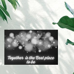 白い輝き「一緒に最高のなる場所」 | フェイクキャンバスプリント<br><div class="desc">White Glow on Black「Together is the 最高の Place to Be」は、ユニティと調和のメッセージと共にフェイク、このキャンバスのプリントを飾る。穏やかな黒を背景に、輝く白い輝きが一体感と暖かさを発する。このプリントはあなたの宇宙に優雅なtouchを追加するだけでなく、共有された瞬間やつながりで見つけられる美しいの穏やかな思い出としても役立つ。</div>