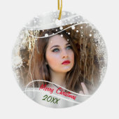 白い雪の上のクリスマスフォト セラミックオーナメント (正面)