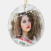 白い雪の上のクリスマスフォト セラミックオーナメント (左)