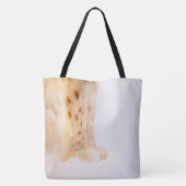 白い雪の中に金色の太いヤマネコの足を置く トートバッグ (裏面)