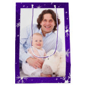 白い雪の結晶 青紫の背景 中サイズ ギフトバッグ (裏面)