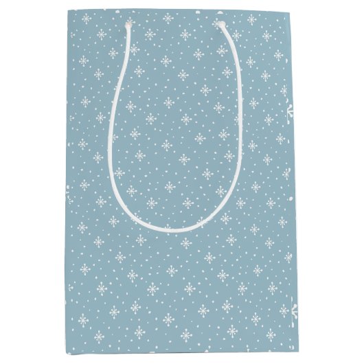 白い雪片でほこりっぽい青い冬パターン ミディアムペーパーバッグ (正面)