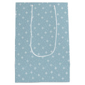 白い雪片でほこりっぽい青い冬パターン ミディアムペーパーバッグ (裏面)