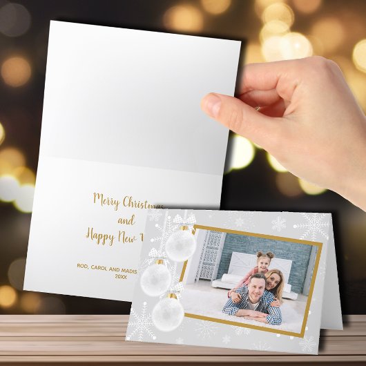 白い雪片のオーナメントはクリスマスの写真を折りました シーズンカード