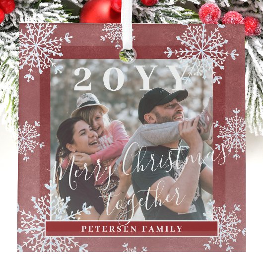 白い雪片ファミリーの写真パーソナライズされた赤 ガラスオーナメント