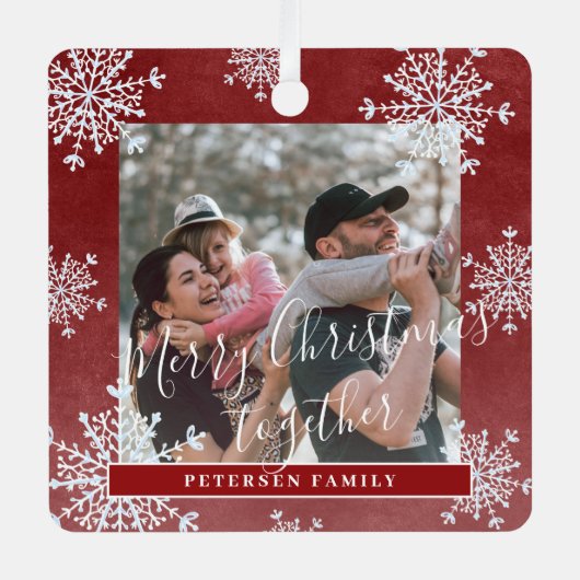 白い雪片2家族の写真パーソナライズされた赤 メタルオーナメント (正面)