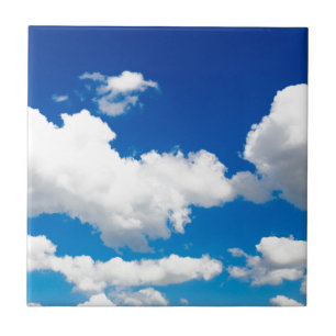 白い雲が付いている明るい青空 タイル