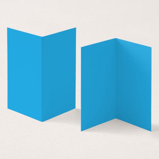 白い雲が少し散らばった穏やかな青い空 (内部&外部)