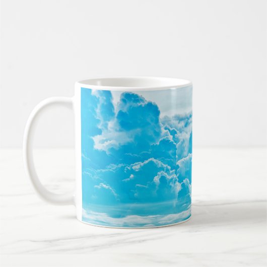 白い雲と明るい青い空の背景，パノラ コーヒーマグカップ (左)