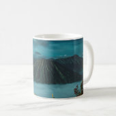 白い雲に囲まれた緑の山々 コーヒーマグカップ (正面右)