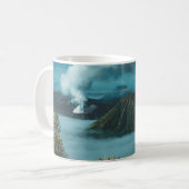 白い雲に囲まれた緑の山々 コーヒーマグカップ (正面左)