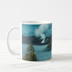 白い雲に囲まれた緑の山々 コーヒーマグカップ