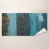 白い雲に囲まれた緑の山々 バスタオル (バスタオル)