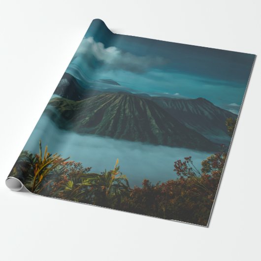 白い雲に囲まれた緑の山々 ラッピングペーパー (アンロールド)