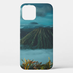 白い雲に囲まれた緑の山々 iPhone 12ケース