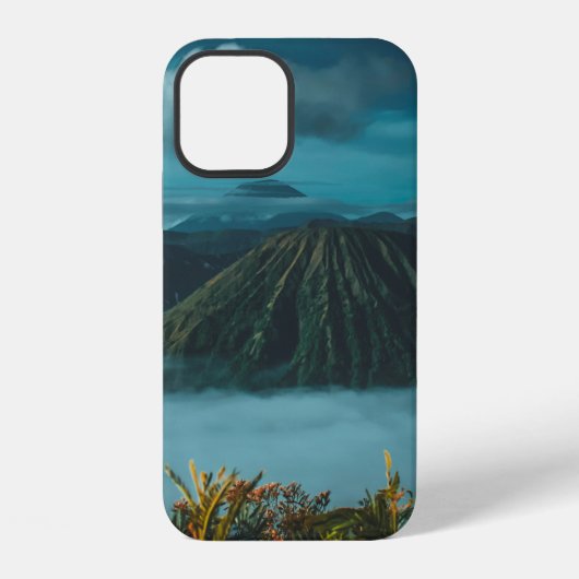 白い雲に囲まれた緑の山々 iPhoneケース (裏面)