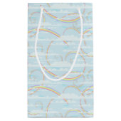 白い雲のある青い空のパステルレインボー スモールペーパーバッグ (裏面)