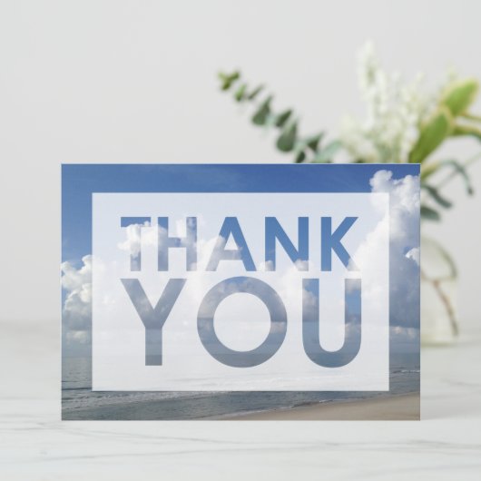 白い雲の下のビーチの写真(切り抜き付き) サンキューカード (スタンド正面)