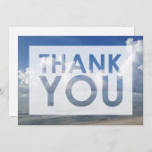 白い雲の下のビーチの写真(切り抜き部分あり) サンキューカード (正面/裏面)