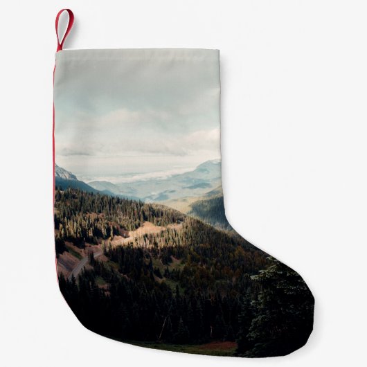 白い雲の下の山の緑の松 スモールクリスマスストッキング (正面)