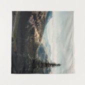 白い雲の下の山の緑の松 タペストリー (正面(横))