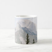 白い雲の下の山の近くの緑の松 コーヒーマグカップ (中央)