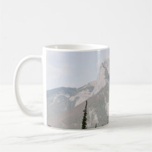 白い雲の下の山の近くの緑の松 コーヒーマグカップ
