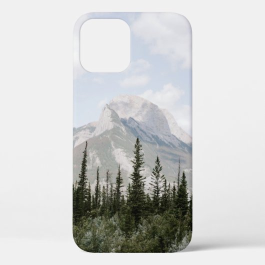 白い雲の下の山の近くの緑の松 Case-Mate iPhoneケース (裏面)