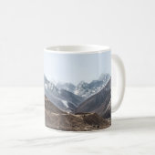 白い雲の下の山の風景写真 コーヒーマグカップ (正面右)