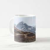 白い雲の下の山の風景写真 コーヒーマグカップ (正面左)