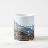 白い雲の下の山の風景写真 コーヒーマグカップ (中央)