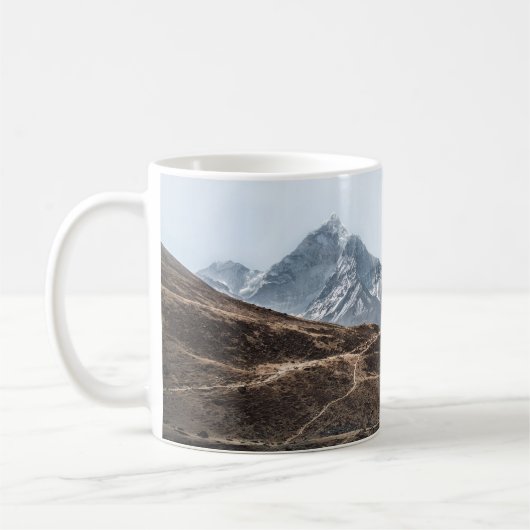 白い雲の下の山の風景写真 コーヒーマグカップ (左)