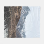 白い雲の下の山の風景写真 フリースブランケット (正面(横))