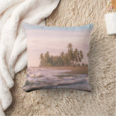 白い雲の下の茶色の砂の上の緑のヤシの木 クッション (ブランケット)