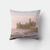 白い雲の下の茶色の砂の上の緑のヤシの木 クッション (裏面)