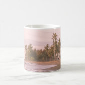 白い雲の下の茶色の砂の上の緑のヤシの木 コーヒーマグカップ (中央)