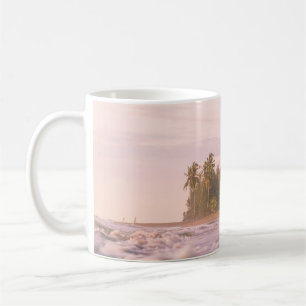 白い雲の下の茶色の砂の上の緑のヤシの木 コーヒーマグカップ