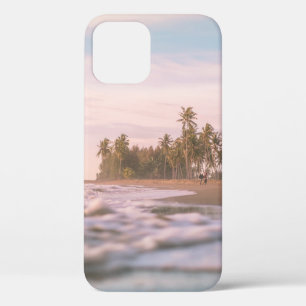 白い雲の下の茶色の砂の上の緑のヤシの木 iPhone 12ケース