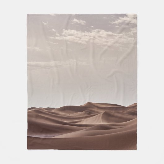 白い雲の下の茶色の砂漠 フリースブランケット (正面)