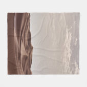 白い雲の下の茶色の砂漠 フリースブランケット (正面(横))