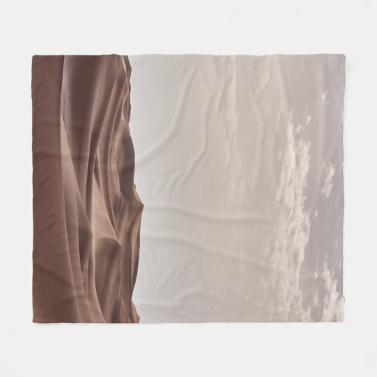 白い雲の下の茶色の砂漠 フリースブランケット (正面(横))