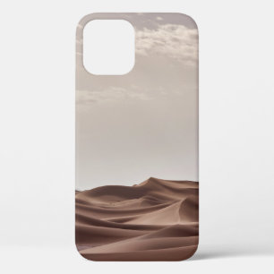 白い雲の下の茶色の砂漠 iPhone 12ケース