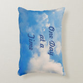 白い雲の枕 – 紺色 アクセントクッション (正面(垂直))