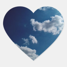 白い雲、濃い青の空に